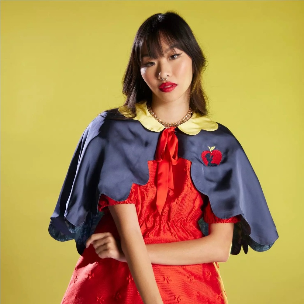 Her Universe Disney Snow White And The Seven Dwarfs Girls Capelet